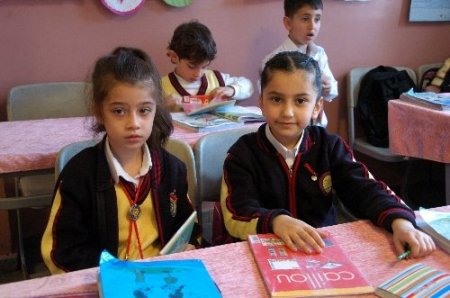 Vali Toprak, Diyarbakırlı çocuklara boyama kitabı dağıttı