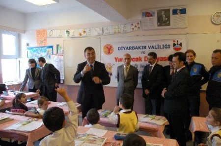 Vali Toprak, Diyarbakırlı çocuklara boyama kitabı dağıttı