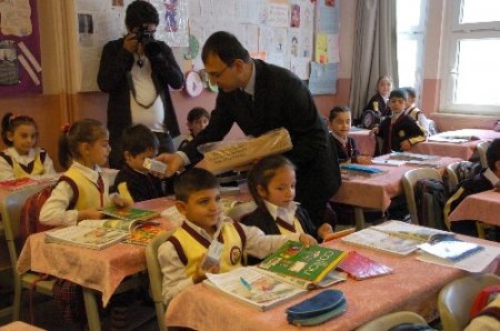 Vali Toprak, Diyarbakırlı çocuklara boyama kitabı dağıttı