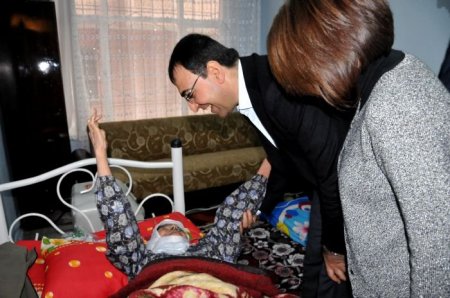 Vali Toprak, hasta ve yoksulların kaldığı vakıf evlerini ziyaret etti