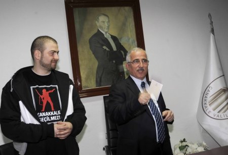 Vali Tuna, Çanakkale için bestelenen rap şarkıyı söyledi