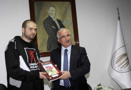 Vali Tuna, Çanakkale için bestelenen rap şarkıyı söyledi