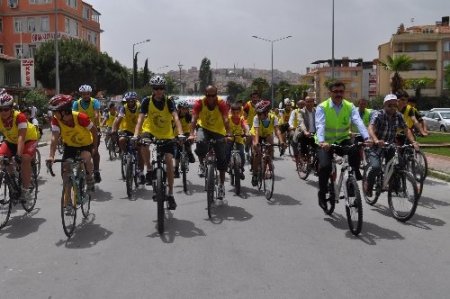 Vali Turhan, 20 yıldır içtiği sigarayı bırakan yardımcısına plaket verdi