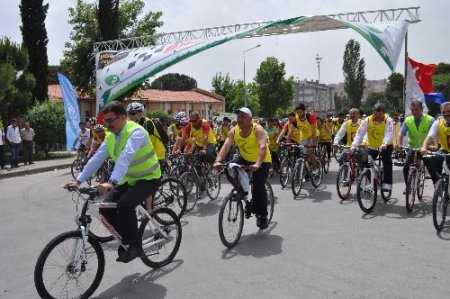 Vali Turhan, 20 yıldır içtiği sigarayı bırakan yardımcısına plaket verdi