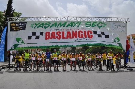 Vali Turhan, 20 yıldır içtiği sigarayı bırakan yardımcısına plaket verdi