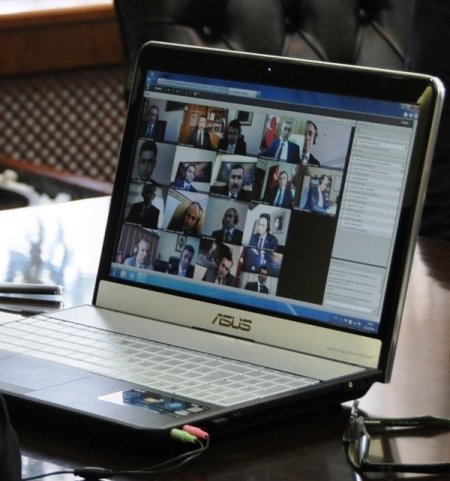 Vali Turhan, kaymakamlarla telekonferans yöntemiyle toplantı yaptı