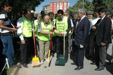 Vali Ve Belediye Başkanı Fırça Kürek Şehri Süpürdü