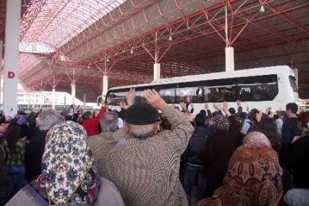 Vali Ve Milletvekili Umre Yolcularından Türkiye'nin Birlik Ve Beraberliği İçin Dua İstedi