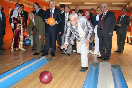 Vali ve yaşlıların bowling keyfi