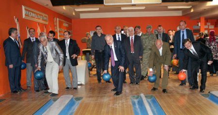 Vali ve yaşlıların bowling keyfi
