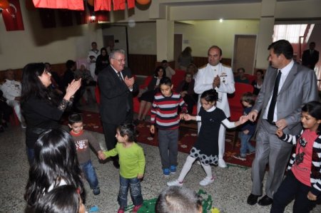 Vali vekili, bayramda çocuklarla çiftetelli oynadı, halay çekti