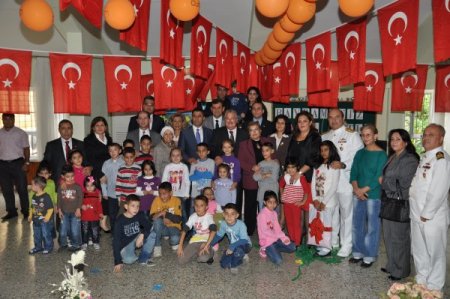 Vali vekili, bayramda çocuklarla çiftetelli oynadı, halay çekti