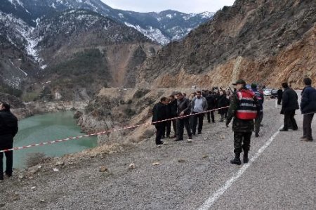 Vali Yardımcısı Demiral: Baraj Gölüne Uçan Araçtaki 2 Kişiyi Arama Çalışmaları Sürüyor