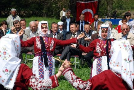 Vali Yardımcısı Ve Belediye Başkanı Mera Açılışında Kepenek Giydi
