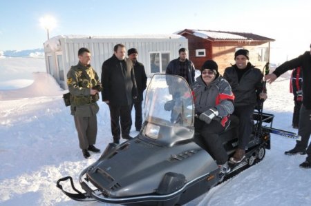 Vali Yılmaz, Kar Motoru İle Çıktığı Zirveden Kayarken Zorlandı