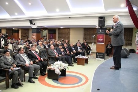 Vali Yılmaz: Muhabbet ile Muhammed'i birbirinden ayırmayan kültürün çocuklarıyız