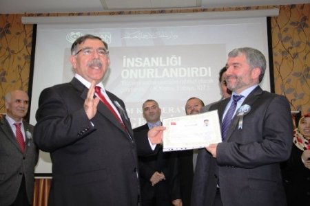 Vali Yılmaz: Muhabbet ile Muhammed'i birbirinden ayırmayan kültürün çocuklarıyız