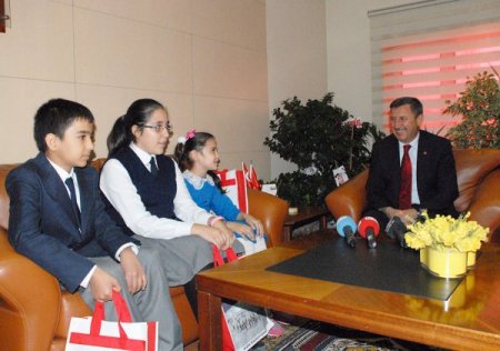 Vali Yılmaz'dan çocuklara 'çok kitap okuyun' tavsiyesi