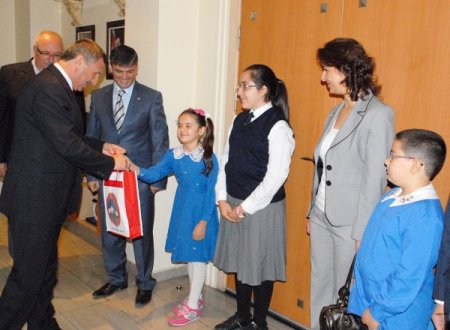 Vali Yılmaz'dan çocuklara 'çok kitap okuyun' tavsiyesi