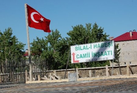 Vali Yurdakul, cami inşaatının temel atma törenine katıldı