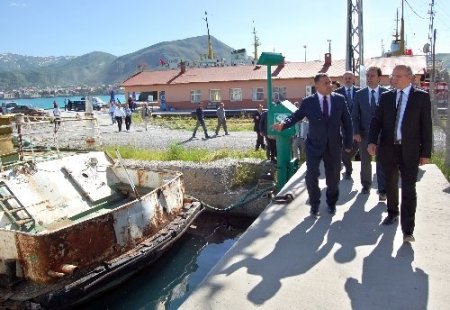 Vali Yurdakul, Feribot Müdürlüğü’nde incelemelerde bulundu