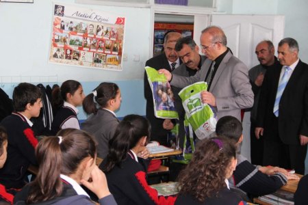 Vali Yurdakul, iş adamlarının desteği ile okulda kırtasiye malzemesi dağıttı