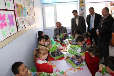 Vali Yurdakul, iş adamlarının desteği ile okulda kırtasiye malzemesi dağıttı