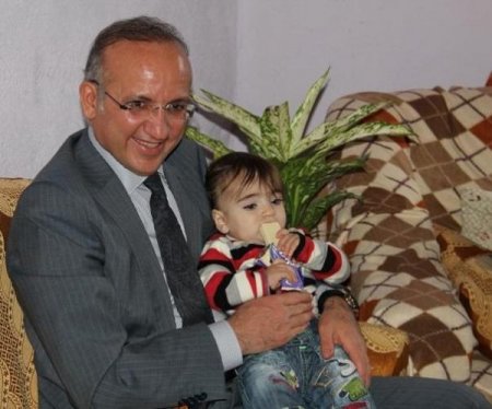 Vali Yurdakul, kolunu patosa kaptıran Hamza’yı evinde ziyaret etti