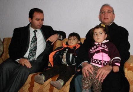 Vali Yurdakul, kolunu patosa kaptıran Hamza’yı evinde ziyaret etti