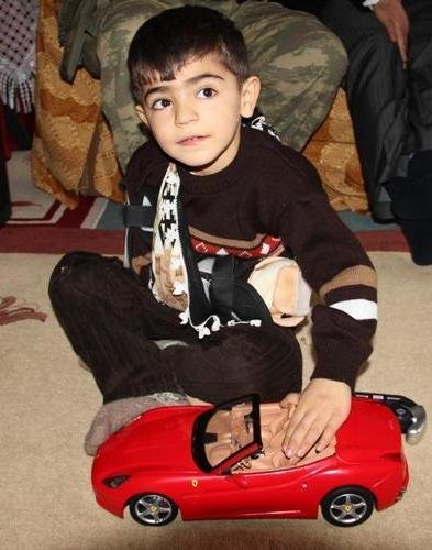 Vali Yurdakul, kolunu patosa kaptıran Hamza’yı evinde ziyaret etti