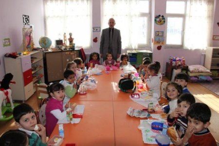 Vali Yurdakul’dan anaokuluna ziyaret