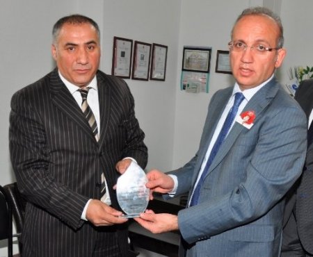 Vali Yurdakul’dan Okay Tekstil'e teşekkür plaketi