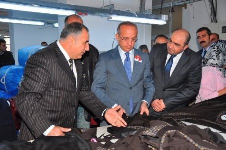 Vali Yurdakul’dan Okay Tekstil'e teşekkür plaketi