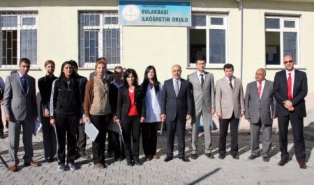 Validen, terörist saldırıya uğrayan okulun öğretmenlerine başarı belgesi