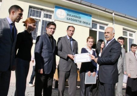 Validen, terörist saldırıya uğrayan okulun öğretmenlerine başarı belgesi