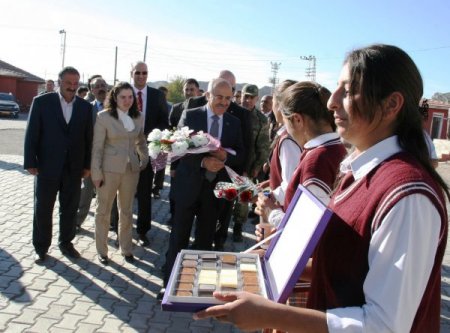 Validen, terörist saldırıya uğrayan okulun öğretmenlerine başarı belgesi