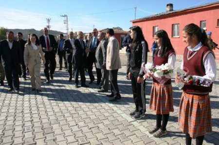 Validen, terörist saldırıya uğrayan okulun öğretmenlerine başarı belgesi