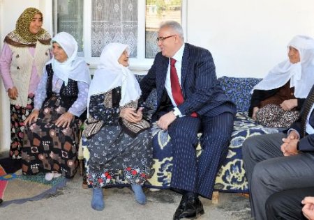 Vali'den Bir Asırlık Nineye Bayram Ziyareti