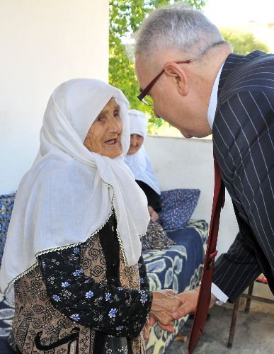 Vali'den Bir Asırlık Nineye Bayram Ziyareti