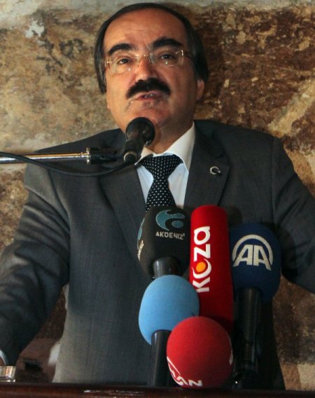 Validen polisin biber gazlı müdahalesine karşı çıkanlara tepki