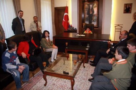 Valilik Koltuğuna Oturan Engelli Öğrenci, Okulu İçin Engelli Asansörü İstedi