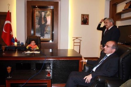 Valilik Koltuğuna Oturan Engelli Öğrenci, Okulu İçin Engelli Asansörü İstedi