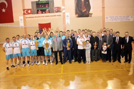 Valilik Kupası Gençlik Hizmetleri ve Spor İl Müdürlüğü'nün oldu