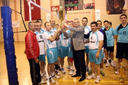 Valilik Kupası Gençlik Hizmetleri ve Spor İl Müdürlüğü'nün oldu