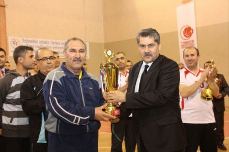 Valilik Kupası Gençlik Hizmetleri ve Spor İl Müdürlüğü'nün oldu