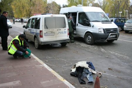 Valilik önüne bırakılan şüpheli çanta polisi alarma geçirdi