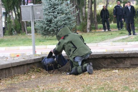 Valilik önüne bırakılan şüpheli çanta polisi alarma geçirdi