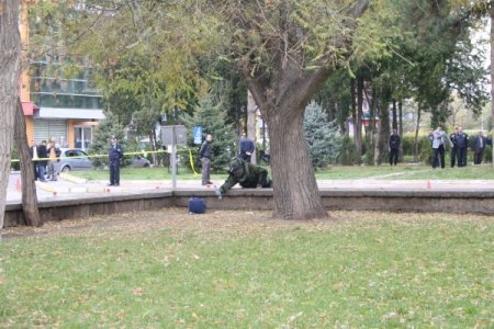 Valilik önüne bırakılan şüpheli çanta polisi alarma geçirdi