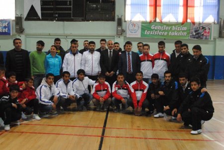 Valilikten spor kulüplerine malzeme dagıtıldı