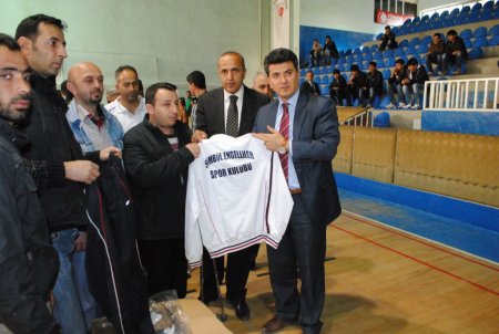 Valilikten spor kulüplerine malzeme dagıtıldı